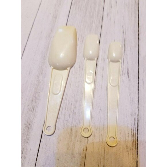 Action Ind Measuring Spoons Set of 3 Almond 1 TBSP 1/2 Tsp 1/4 Tsp - Picture 2 of 3